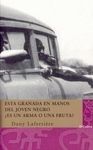 ESTA GRANADA EN MANOS DEL JOVEN NEGRO ¿ES UN ARMA O UNA FRUTA?