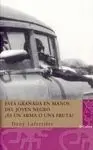 Esta Granada en Manos del Joven Negro ¿Es un Arma o una Fruta?