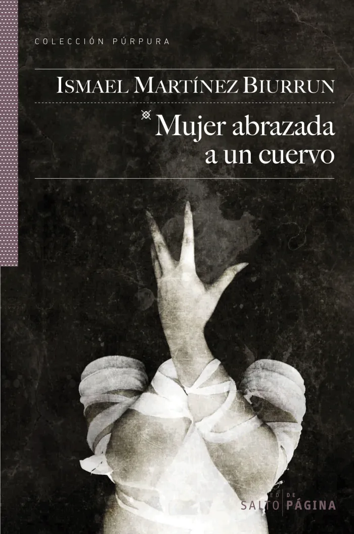 Mujer Abrazada a un Cuervo