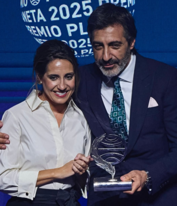 Juan del Val, Premio Planeta 2025, y Ángela Banzas, finalista